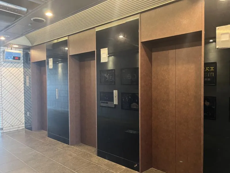 ｷﾞｬﾗﾘｰﾔﾏﾓﾄﾋﾞﾙ1階2号室の物件画像